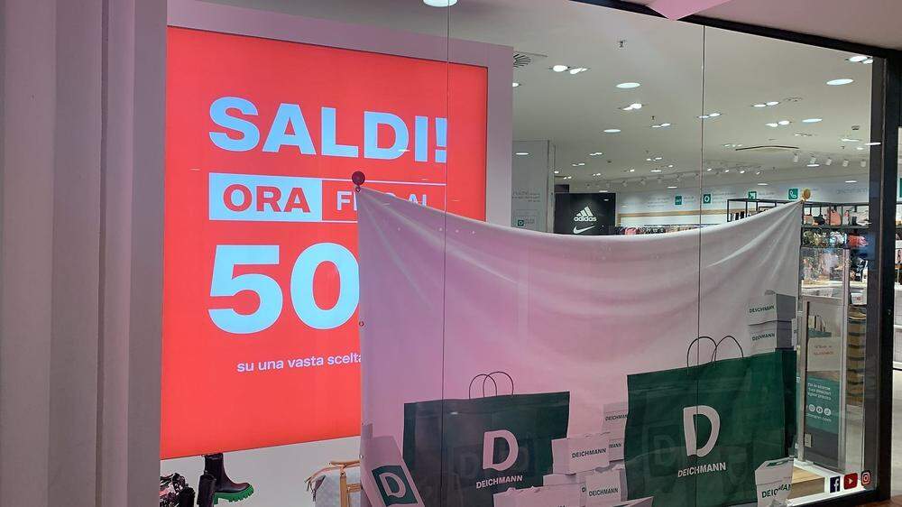 Das Saldi-Schild war am Mittwoch im riesigen Einkaufszentrum im Norden von Udine, in der Cittá Fiera, noch leicht verdeckt. Ab heute gibt's dort bis zu 50 Prozent Rabatt