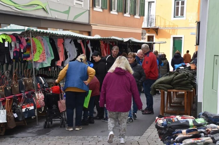 Im Laufe des Vormittages kamen immer mehr Besucher - so wurde es wieder ein Leonhardimarkt, wie man ihn seit Jahrzehnten kennt.