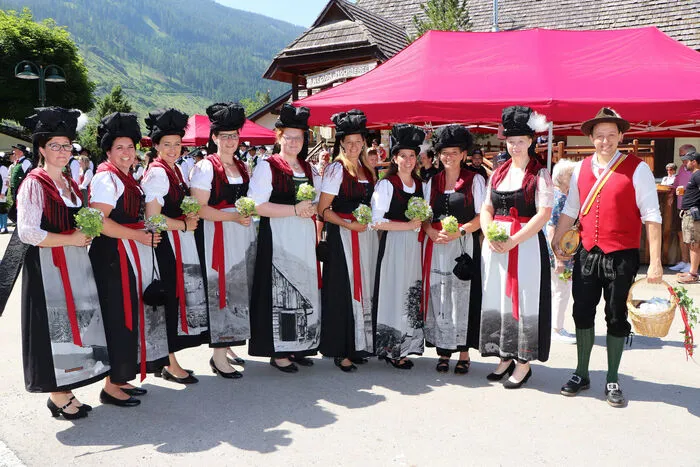 Auch die Bänderhutfrauen Ebene Reichenau und Patergassen unter der Obfrau Carina Hinteregger waren am Sonntag dabei!