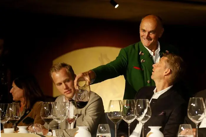 Im Rahmen von „Taste the Race“ wurde ein exklusiver Wein kuvertiert, welcher die Leidenschaft und Emotion eines besonderen Events widerspiegelt. Im imposanten Ambiente des Barriquekellers kürte eine hochkarätige Jury mit Weinpaten & Skilegende Benjamin Raich an der Spitze, weiters die Ex-Skirennläuferinnen Lizz Görgl und Nicole Schmidhofer, Ex-Skirennläufer Christian Mayer, die Präsidentin des Steirischen Sommelierverbands Sabine Flieser-Just, die Herausgeberin vom Genusspunkt Alexandra Gorsche, Wolfgang Schrefler vom WSV Schladming und „Mr. Nightrace“ Hans Grogl den neuen Siegerwein.