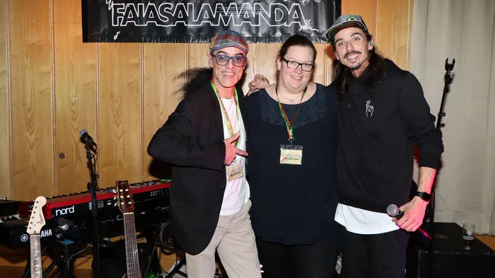 Die "Faia Salamanda" von Links mit  Ivano Albano, "Kirchenwirtin" Tanja Schwetz und Mario Haber.