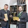 Mario Angerer von "Manna's Spirits" aus Kalwang holte den Landessieg mit seinem Apfel-Zirben-Brand, Georg Thünauer (r.), zuständig für die Prämierungen, gratulierte