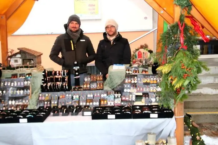 An zahlreichen Standln wurden am Teleparkplatz in Bärnbach Waren feilgeboten, vom heimischen Kunsthandwerk bis zu kulinarischen Genüssen war alles dabei, was das Herz der vielen Besucher begehrte. Vereine, Institutionen, Privatpersonen und Betriebe boten ihre Produkte und Dienstleistungen an.