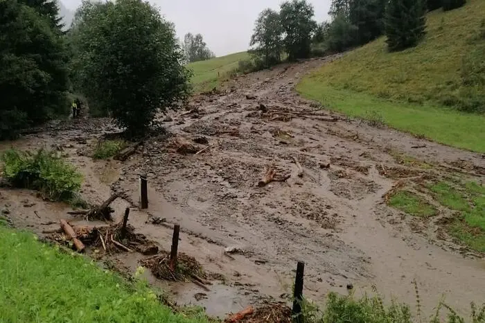 Besonders dramatisch gestaltete sich die Situation in Hohentauern, wo es auf der B114 zu mehreren Murenabgängen kam. Die Erdmassen blockierten die Straße so massiv, dass mehrere Fahrzeuge nicht weiterfahren oder umkehren konnten.