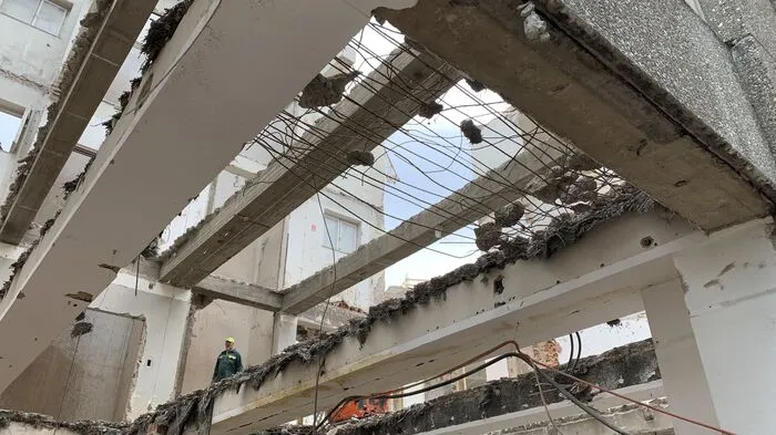 Vielen Passanten bleibt der Mund offen - und sie nehmen sich ein paar Minuten, um die spektakulärste Baustelle der Stadt auf dem Jakominiplatz zu bestaunen.