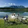 Zwei Personen laufen in einen See, ihre Fahrräder am Ufer | Das Natura 2000-Schutzgebiet Turnersee in der Tourismusregion Klopeiner See - Südkärnten