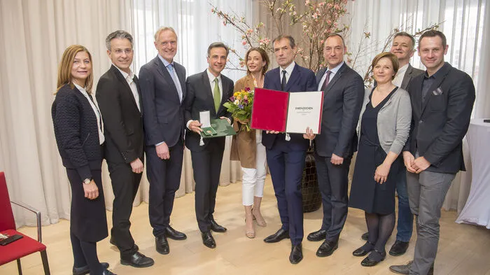 Schauspielerin Aglaia Szyszkowitz und Fotograf Christian Jungwirth bekamen am Mittwochvormittag von Bürgermeister Siegfried Nagl das Goldene Ehrenzeichen der Stadt Graz verliehen. Mehr dazu hier!