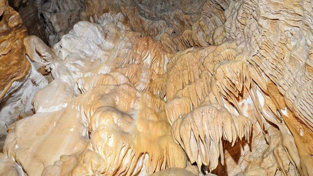 Die ersten Fotos aus der Höhle zeigen bis zu zehn Meter hohe Sinterwände