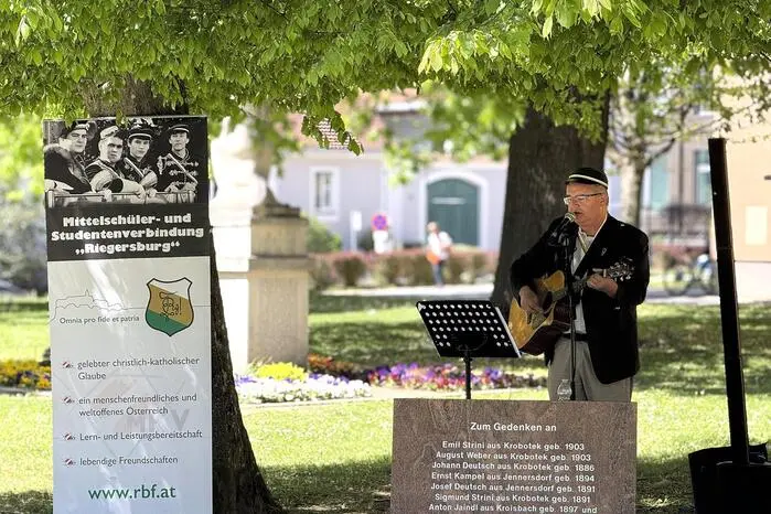 Paul Roch auf seiner Gitarre steuerte vor rund 70 Teilnehmerinnen und Teilnehmern, darunter die beiden Vizebürgermeister Roland Gogg und Christian Schandor, mit Liedern von STS und Georg Danzer die stimmige musikalische Begleitung bei.