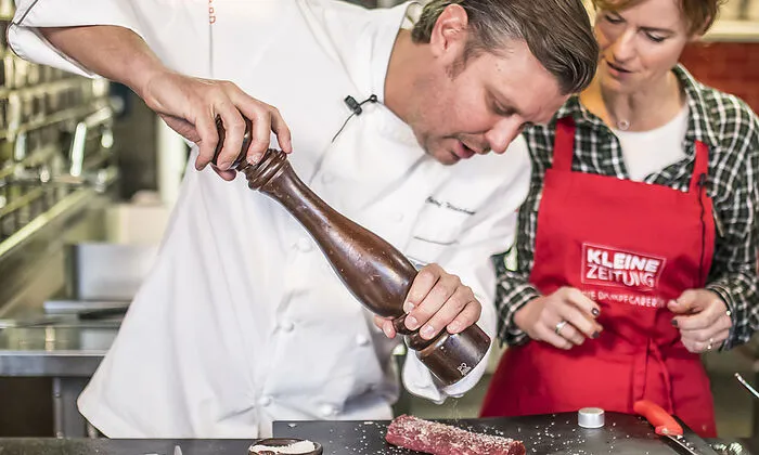 Action: Christoph Widakovich beim Würzen