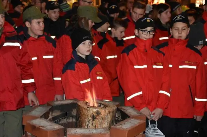 Die Feuerwehrjugend stand auch heuer wieder im Mittelpunkt der Friedenslichtübergabe am Christkindlmarkt in Hartberg.