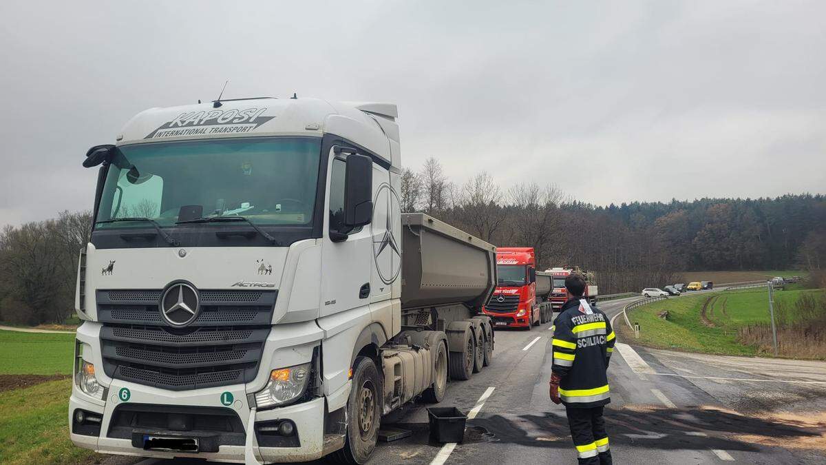 Ein Pkw kollidierte mit einem Lkw