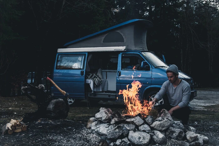 Als fahrbarer Untersatz für das "Vanlife" hat sich ein blauer VW-Westfalia-Bus bewährt.   