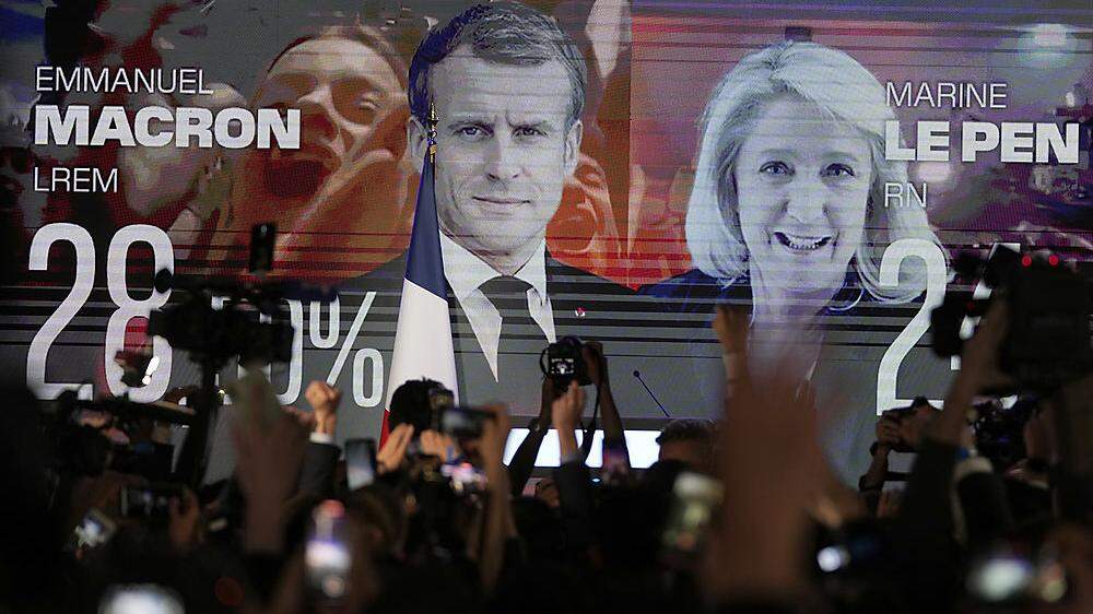 Emmanuel Macron und Marine Le Pen qualifizierten sich in der ersten Wahlrunde am Sonntag wie erwartet für die Stichwahl, wie aus ersten Prognosen hervorgeht.