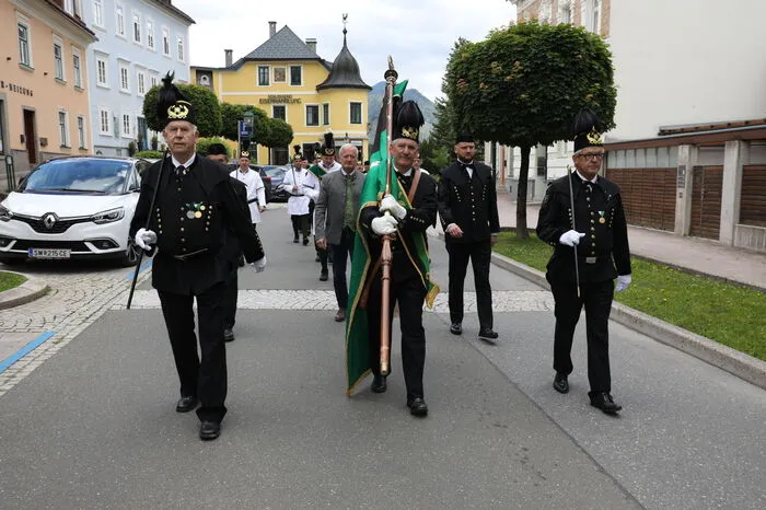 Die beiden Bürgermeister freuten sich, erstmals in Österreich eine Knappenwallfahrt initiiert zu haben und so einen Beitrag zum Erhalt der von der UNESCO als Kulturerbe ausgezeichneten Bräuche der Berg- und Hüttenleute zu leisten.