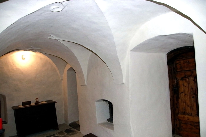An der Ost- und Westseite des Hauses befinden sich mit 1619 datierte, einzigartige Wandmalereien, die von einem „Mathias Siwer“ geschaffen und 1816 erstmals restauriert wurden.
