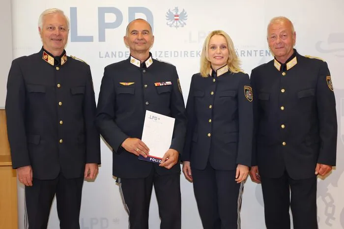 Abteilungsinspektor Ewald Dorner erhielt sein offizielles Bestellungsdekret zum Kommandanten der Polizeiinspektion Heiligenblut am Großglockner. Von links: Oberst Johann Schunn, Abteilungsinspektor Ewald Dorner, Michaela Kohlweiß, Generalmajor Wolfgang Rauchegger.