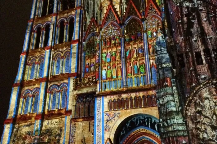 Rouen – Mit den prachtvollen Fachwerkbauten, den engen Pflasterstraßen und der gotischen Kathedrale gleicht Rouen eher einem Freilichtmuseum als einer Metropole. Tipp: Sound & Lightshow auf der Fassade der Kathedrale von Rouen „Cathédrale de Lumière“.