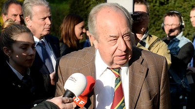 Beamten-Gewerkschafter Fritz Neugebauer lässt wieder einmal die Muskeln spielen