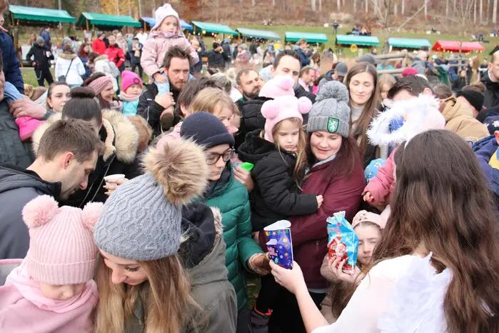 Über 500 Weihnachtspäckchen mit süßen Überraschungen wurden an die Kinder verteilt.