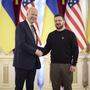 Präsident Wolodymyr Selenskyj begrüßt US-Präsident Joe Biden 
