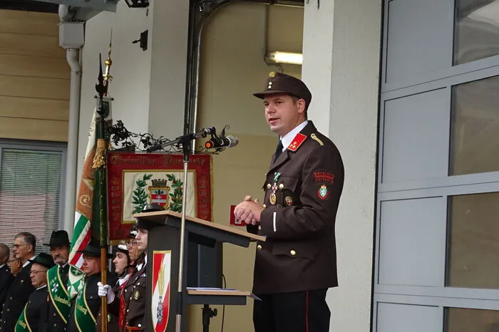 Trotz des regnerischen Wetters, konnte Kommandant Peter Windhaber zahlreiche Besucher und Besucherinnen im Rüsthaus willkommen heißen, unter ihnen auch Ehrengäste wie Landtagsabgeordneten Lukas Schnitzer.
