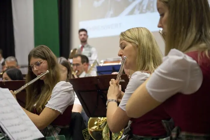 Höhepunkt des Konzerts war die Aufführung von „The Magic Mountain“. Dieses programmatische Musikstück erzählt die Geschichte der Semmeringbahn von der Idee bis zu dem Zeitpunkt, an dem der erste Zug seine historische Fahrt über den Pass machte. Auf der Leinwand war das Ereignis filmisch mitzuverfolgen.