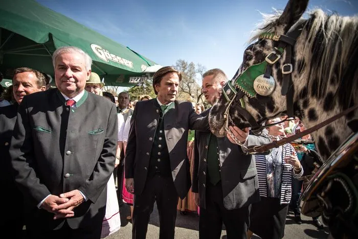 Mit viel Prominenz - hier LH-Stv. Hermann Schützenhöfer, LH Franz Voves und Minister Andrä Rupprechter vor dem Gösser-Gespann - wurde der Steiermarkfrühling am Donnerstag eröffnet.