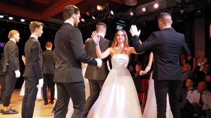 Mit einer klassischen Polonaise eröffneten die Schüler des Klagenfurter Bundesoberstufenrealgymnasiums BORG Donnerstagabend ihren Maturaball - den ersten seit zehn Jahren.