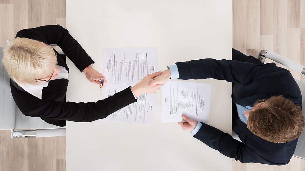 Bevor Sie einen Arbeitsvertrag unterzeichnen, sollten Sie ihn von einem Juristen prüfen lassen!