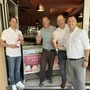 Vier Herren mit Tüteneis
