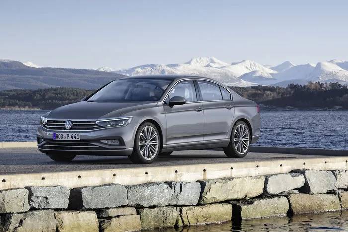 Optisch fallen die Retuschen volkswagentypisch eher zart aus: Neu gestaltet wurden die Front- und Heckstoßfänger, das Kühlerschutzgitter und der nun mittig im Heck angeordnete Passat-Schriftzug. Frische Ware sind die Scheinwerfer, Tagfahrlichter, Nebelscheinwerfer und Rückleuchten, die allesamt in LED-Technik ausgeführt sind. Neu im Programm sind Farben wie „Lapiz Blue“, „Bottlegreen“ und „Sandgold“. Zudem bereichern vier neue 17-, 18- und 19-Zoll-Leichtmetallfelgen das Räderspektrum.