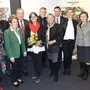 Ausstellungsgestalterin Irmengard Kainz mit Blumen und Gratulanten