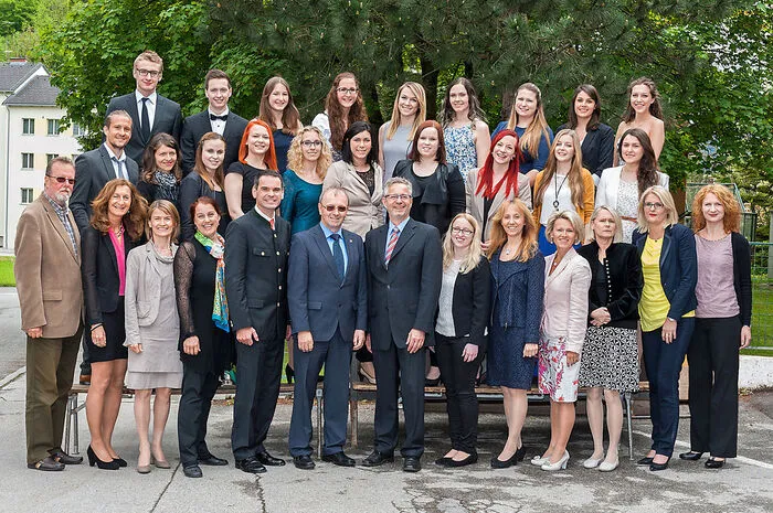In der 5. AK-Klasse der HAK Mürzzuschlag wurden dieMaturazeugnisse feierlich überreicht.Ausgezeichneter Erfolg: Gentiana Bugari, Fabienne Duda, Kerstin Hack, Julia Kuzmic, Katrin Schwaighofer.Guter Erfolg: Anna Andryakova, Anja Langof, Kristina Wurzwallner.Bestanden: Sebastian Fließer, Stefan Watzek, Claudia Ulm, Maike Ziehenberger, Katharina Herzog, Julia Buregger, Ines Moitzi, Anna Frühwirth, Stefania Giurgiu,