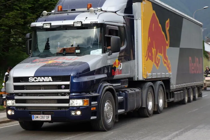 Lkw waren Freitag Abend als Straßensperren eingesetzt.