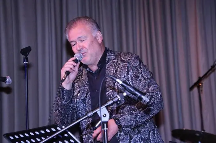 Die Band sowie die drei Vokalistinnen Elfi Erreger-Rößl, Elisabeth Gressl und Gerti Riedenbauer liefen zur Höchstform auf und begeisterten die Besucher im voll besetzten Saal mit Klassikern unter anderen von Glen Miller, Frank Sinatra und Andrew Sisters sowie mit Highlights aus der modernen Pop-Welt.