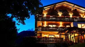 Ein zweistöckiges, in der Nacht beleuchtetes Gebäude