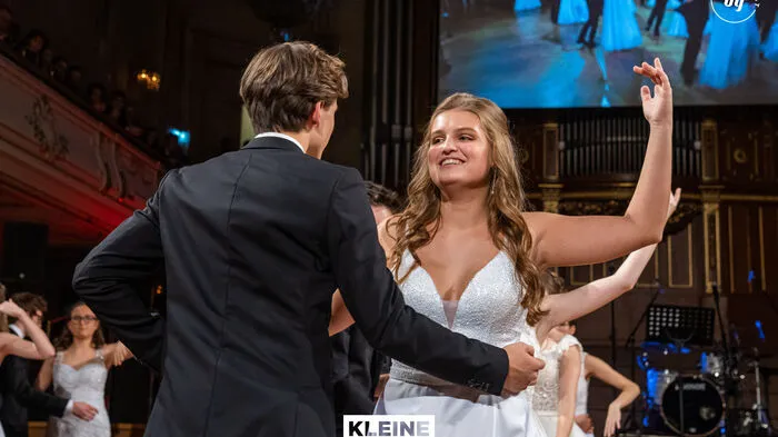 Maturanten des Bischöfliches Gymnasium ihren Maturaball. Könige, Kaiser, Prinzen und Prinzessinen, alle waren sie gekommen, um dem mächtigen Schauspiel bei zu wohnen. Hier gibt's die königlichsten Bilder.
