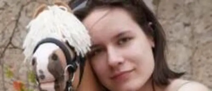 Sarah, Trainerin beim „Ersten österreichischen Hobby-Horsing Verein Austria“