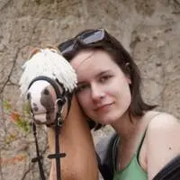 Sarah, Trainerin beim „Ersten österreichischen Hobby-Horsing Verein Austria“