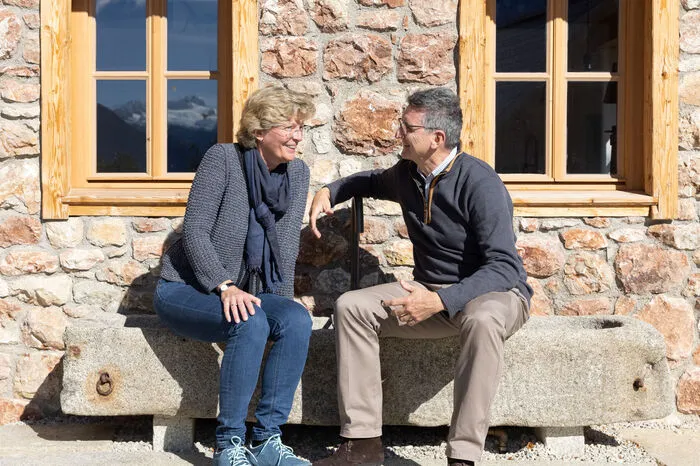 „Wir haben uns einfach verliebt“, erklärt Bernhard Gröhs, ehemaliger Österreich-CEO des Wirtschaftsberatungsunternehmens Deloitte. Seit 26 Jahren lebt er mit seiner Frau Barbara, einer pensionierten Kinderärztin, in Altaussee – sie gelten in dieser Region hiermit quasi als „frisch zugezogen“. 