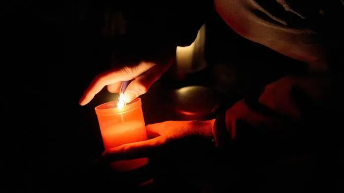 Grablichter mit echter Flamme sind derzeit keine gute Idee, findet die Eberndorfer Friedhofsverwaltung