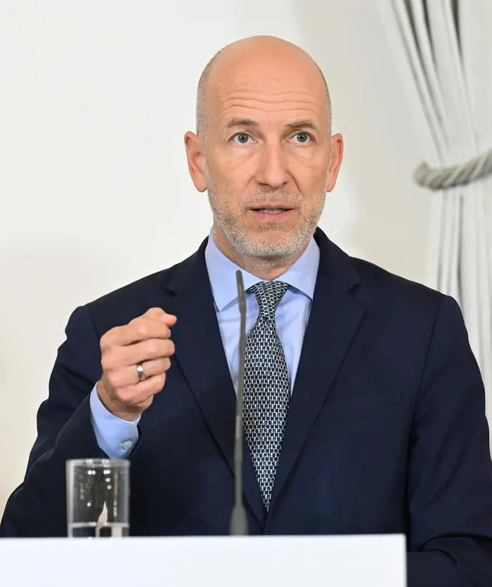 ABD0073_20240410 - WIEN - ÖSTERREICH: Wirtschaftsminister Martin Kocher (ÖVP) am Mittwoch, 10. April 2024, anl. einer Sitzung des Miniserrats im Bundeskanzleramt in Wien. - FOTO: APA/HELMUT FOHRINGER