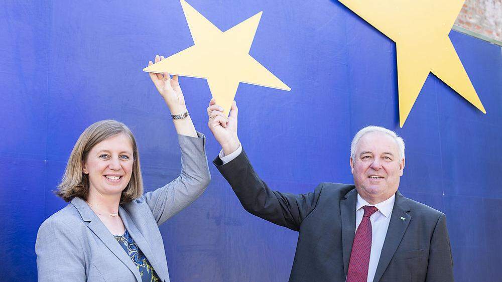 Barbara Eibinger-Miedl und Hermann Schützenhöfer und ein Sujet der Kampagne: &quot;Die Steiermark greift nach den Sternen.&quot;
