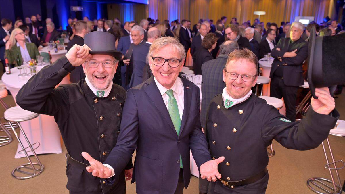 Wirtschaftskammer-Präsident Josef Herk mit Rauchfangkehrer-Innungsmeister Christian Plesar und Stellvertreter Harald Haidler