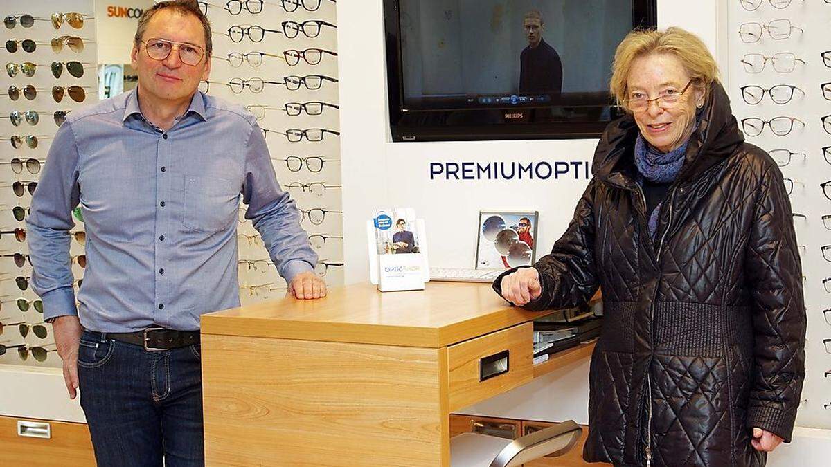 Opticshop-Chef Christian Winkler mit seiner großzügigen Vermieterin Theresia Linhart
