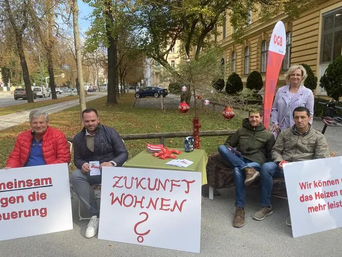 Die Couch mit Tisch und Sessel soll symbolisch auf die bereits realen Existenzängste vieler Menschen aufmerksam machen