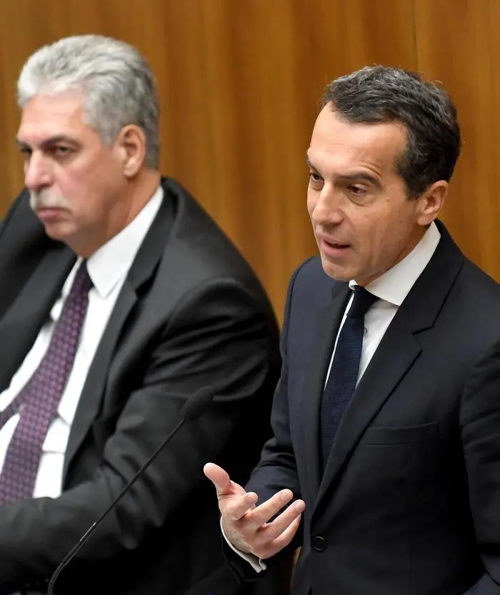 ABD0021_20161013 - WIEN - ÖSTERREICH: (v.l.) BM Hans Jörg Schelling und BK Christian Kern im Rahmen einer Sitzung des Nationalrates im Parlament in Wien am Donnerstag, 13. Oktober 2016. - FOTO: APA/ROLAND SCHLAGER