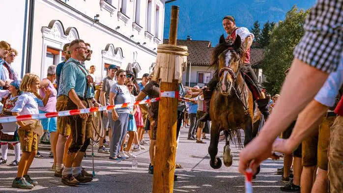 In Nötsch reiten am Sonntag die Unverheirateten
