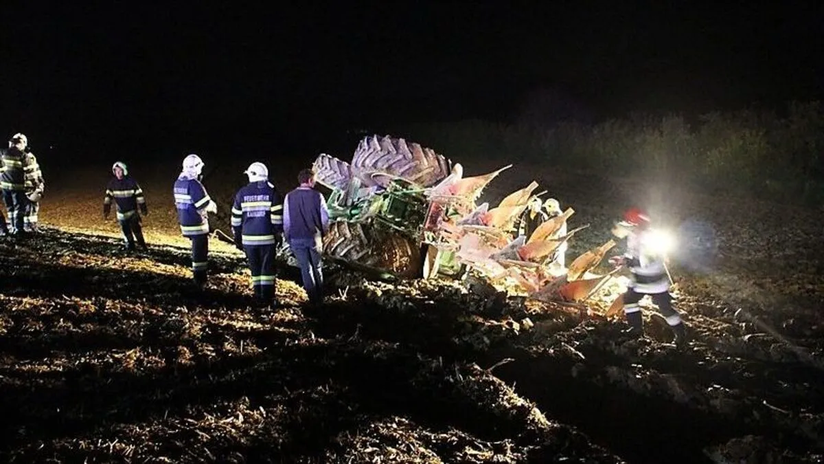 Mit Hilfe von drei Seilwinden konnten der Traktor und der Pflug geborgen werden